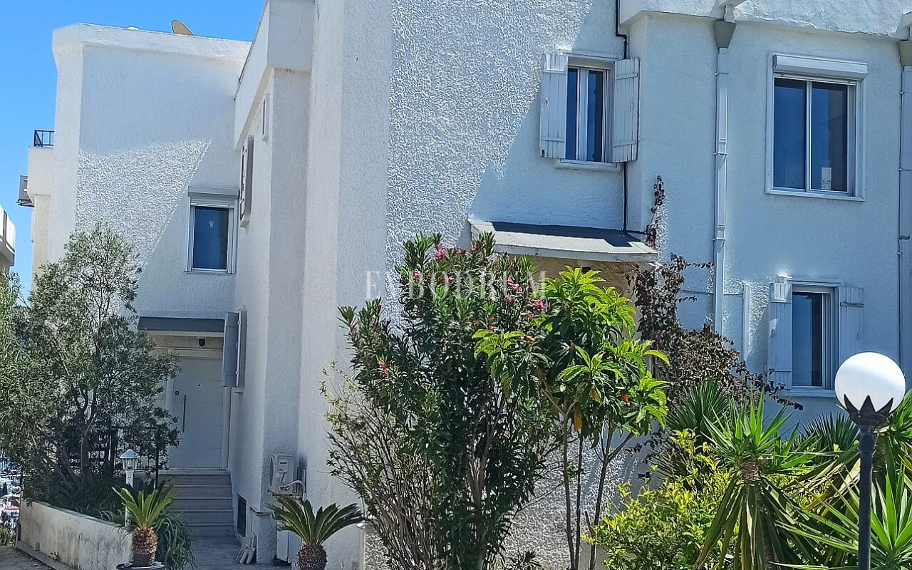 Merkezi lokasyonda, deniz manzaralı ikiz şehir evi