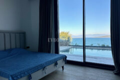 Ön sırada, havuzlu ve plaja erişimli yeni villa