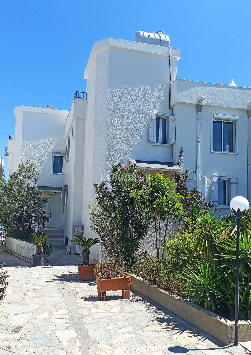 Merkezi lokasyonda, deniz manzaralı ikiz şehir evi – Görsel 6