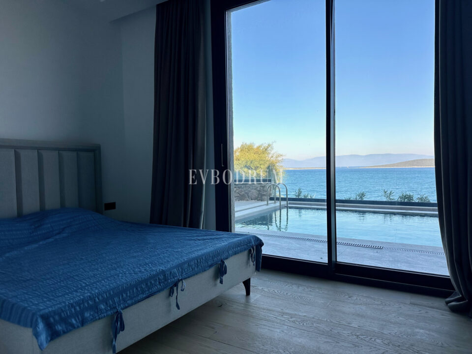 Ön sırada, havuzlu ve plaja erişimli yeni villa – Görsel 6