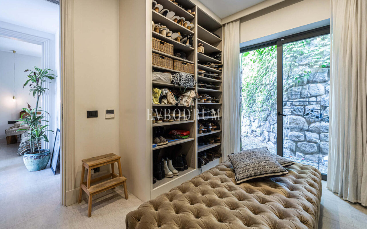 Merkezi lokasyonda zarif, tek katlı, havuzlu villa