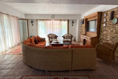 Plaja yürüme mesafesinde, havuzlu ve bahçeli geniş villa