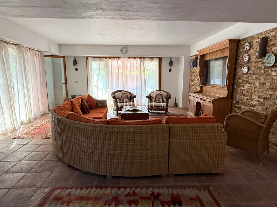 Grosse Villa mit Pool und Garten im Herzen von Türkbükü