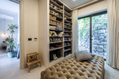 Merkezi lokasyonda zarif, tek katlı, havuzlu villa