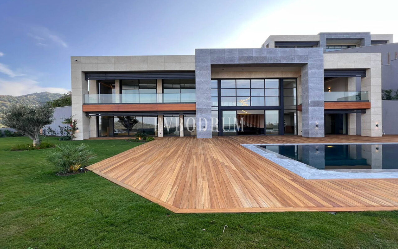 Yeni tamamlanmış, deniz manzaralı, özel havuzlu ve bahçeli villa