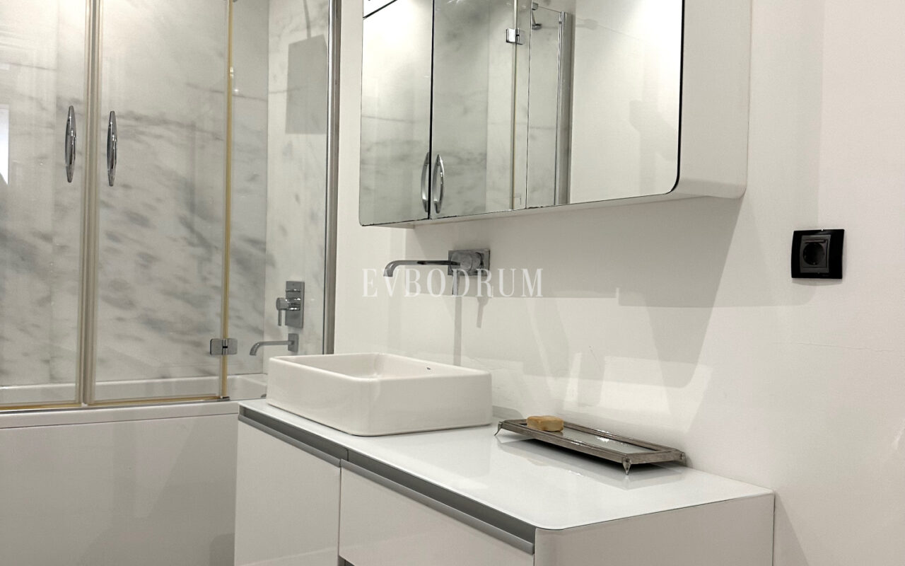 Zarif ve özel, havuzlu, manzaralı şehir evi