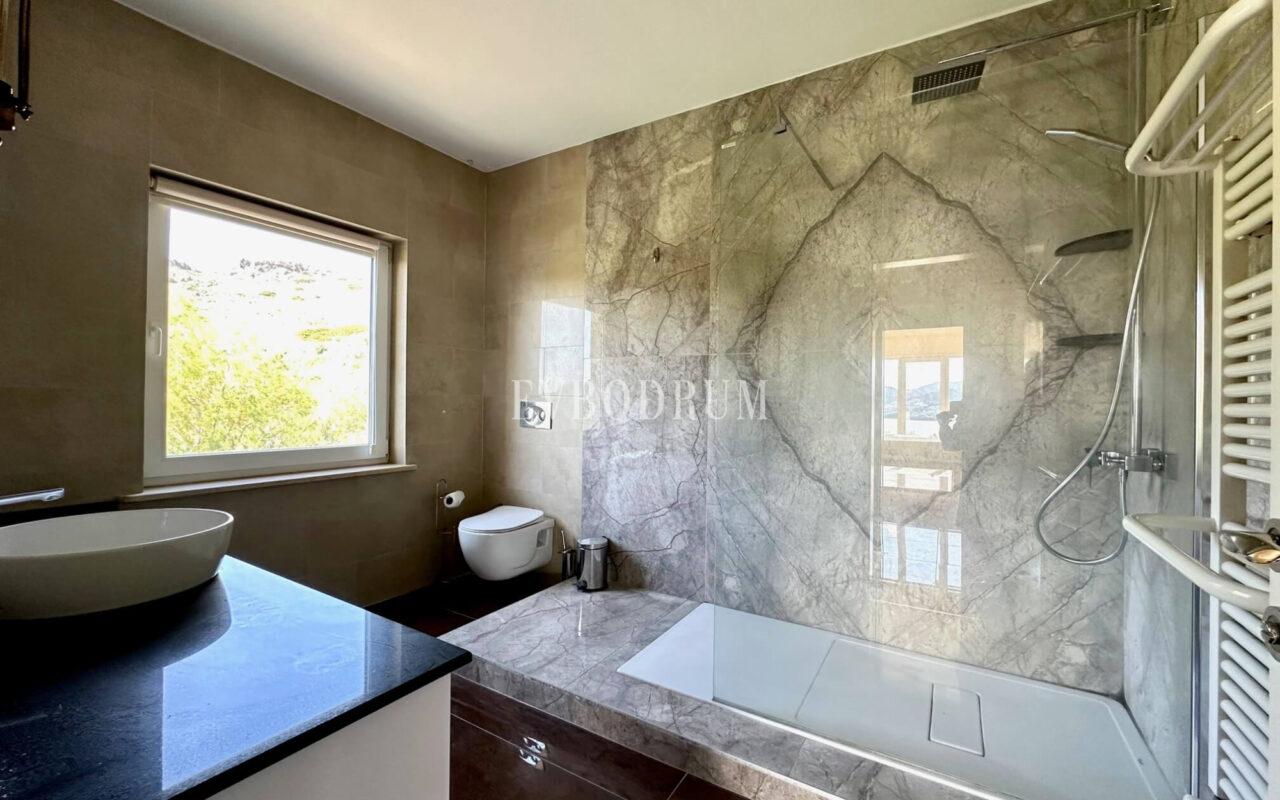 Yalikavak Küdür, önü kapanmaz deniz manzaralı 3 katlı villa