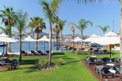 Plajlı sitede, özel havuzlu villa