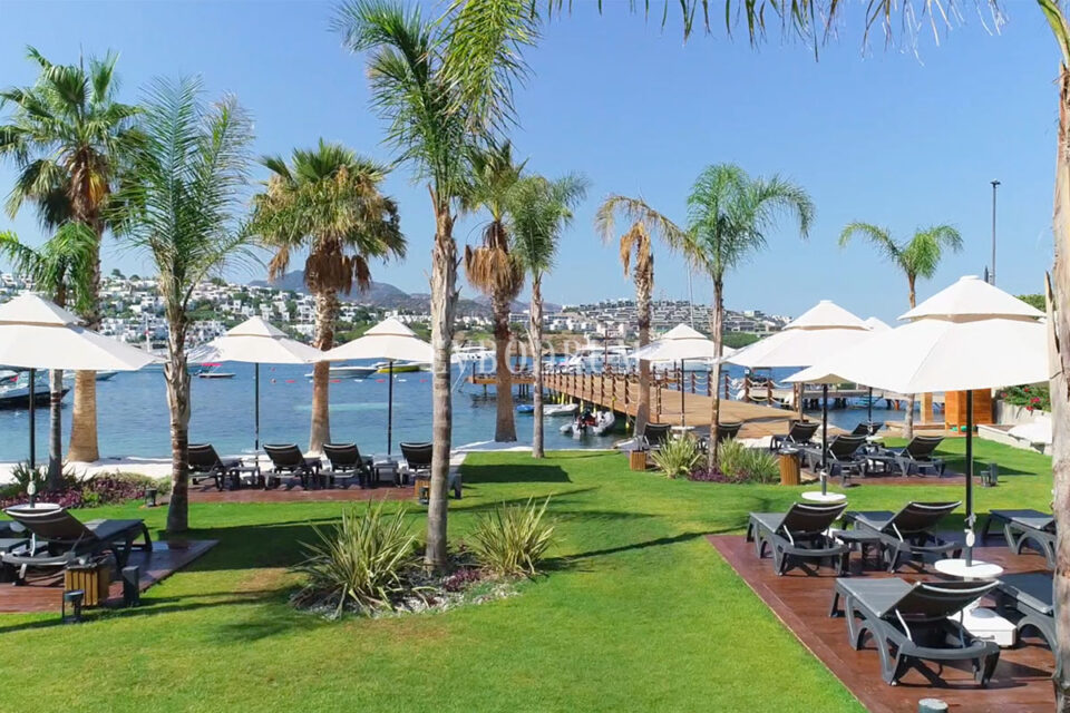 Plajlı sitede, özel havuzlu villa