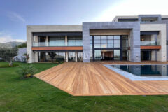 Yeni tamamlanmış, deniz manzaralı, özel havuzlu ve bahçeli villa