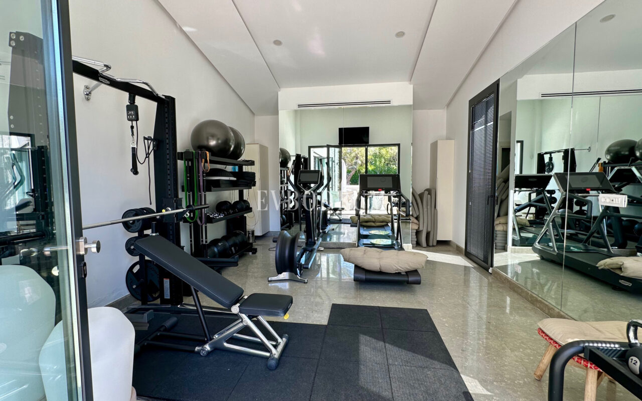 Bitez’de 2 Havuzlu, Misafir Evli Büyük Bahçeli Villa