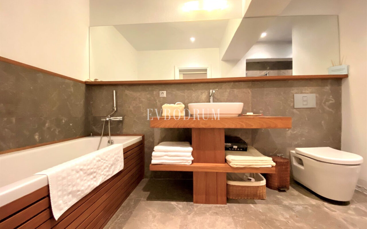 Denize Yürüme Mesafesinde Havuzlu Geniş Villa