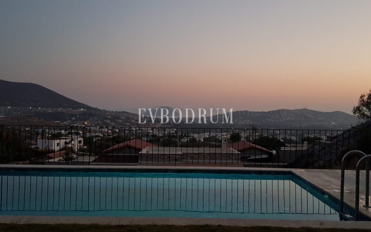 Gümüşlük'te bahçe içinde, havuzlu villa