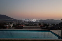 Gümüşlük'te bahçe içinde, havuzlu villa