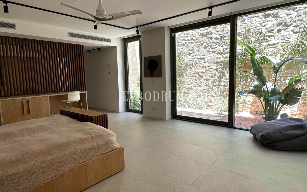 Modern, havuzlu ve geniş bahçeli villa