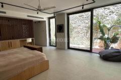 Modern, havuzlu ve geniş bahçeli villa