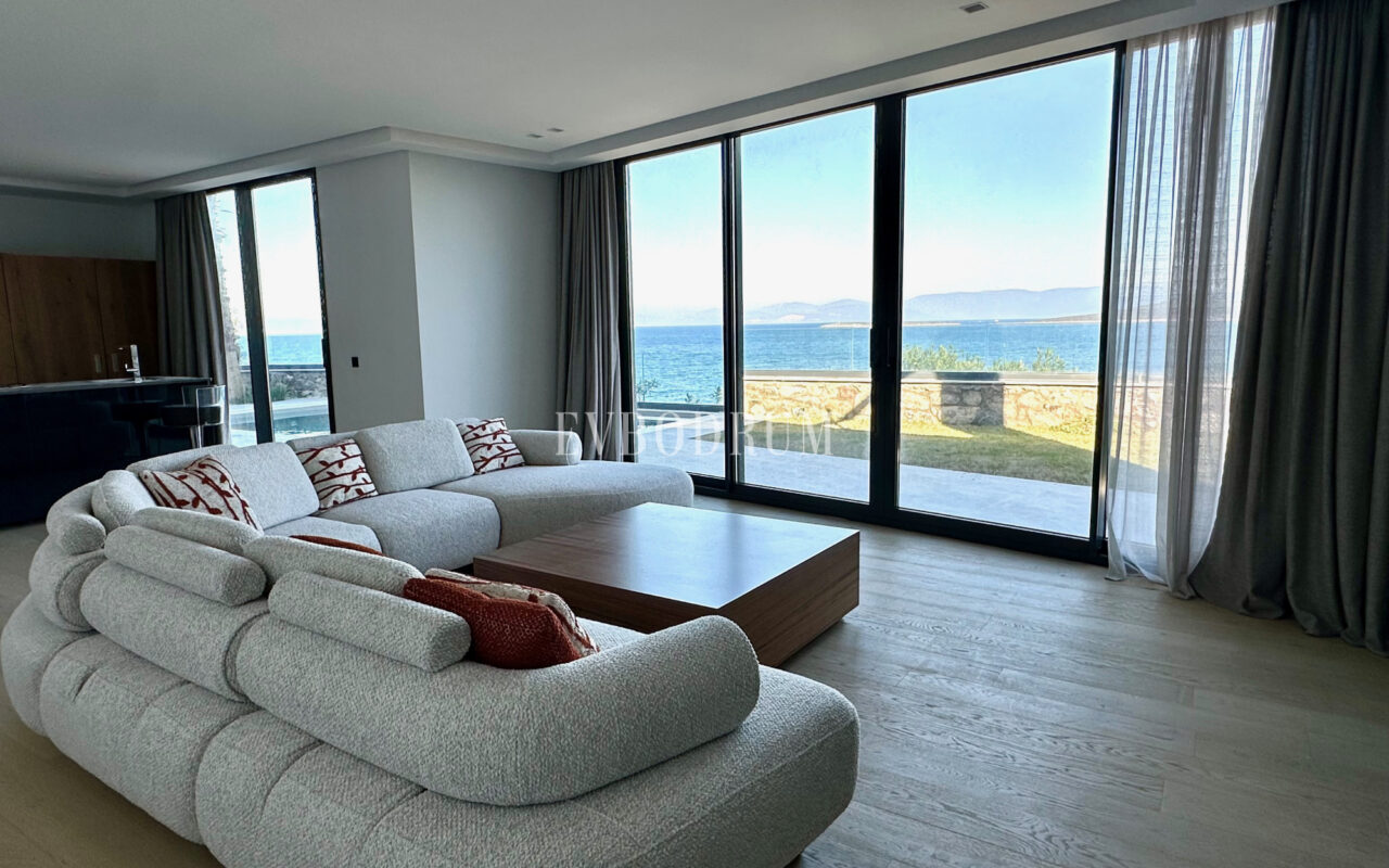 Ön sırada, havuzlu ve plaja erişimli yeni villa