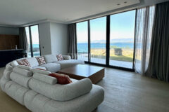 Ön sırada, havuzlu ve plaja erişimli yeni villa