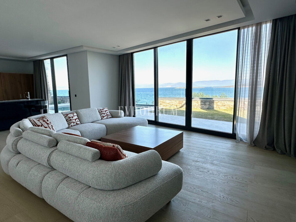 Ön sırada, havuzlu ve plaja erişimli yeni villa – Görsel 7