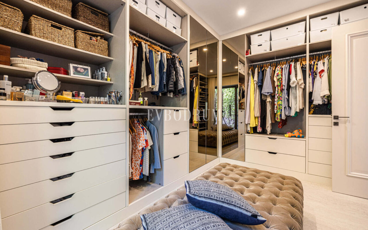 Merkezi lokasyonda zarif, tek katlı, havuzlu villa