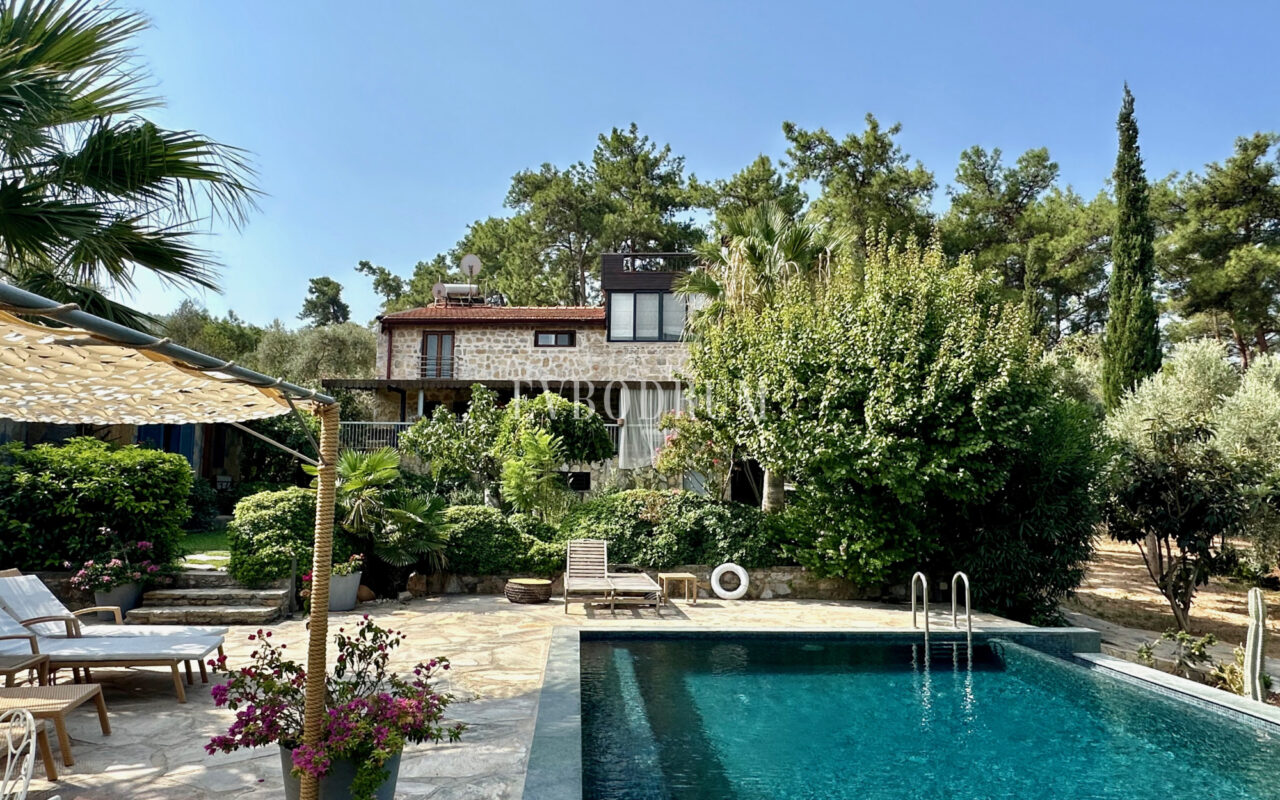 7.970 m2 arazi içinde harika, havuzlu taş ev ve misafirhanesi