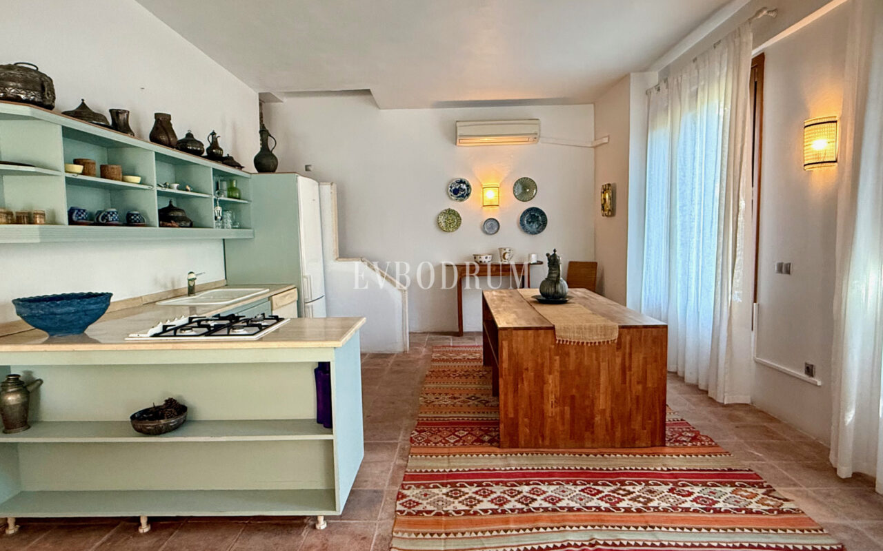 Plaja yürüme mesafesinde, havuzlu ve bahçeli geniş villa