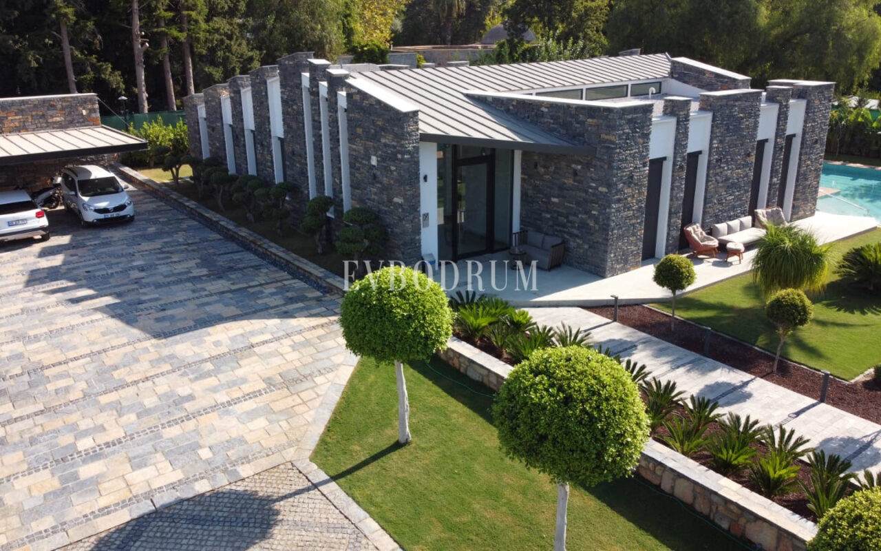 Bitez’de 2 Havuzlu, Misafir Evli Büyük Bahçeli Villa