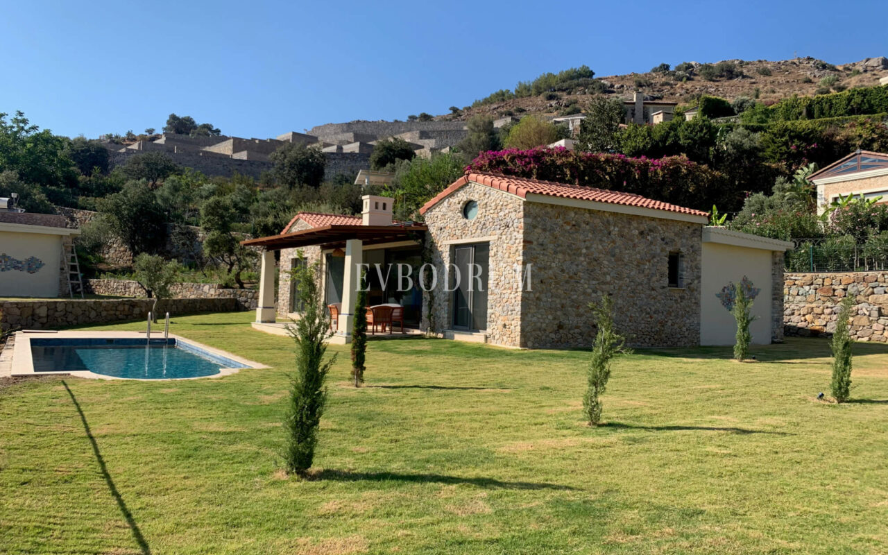 Gümüşlük'te bahçe içinde, havuzlu villa