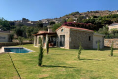 Gümüşlük'te bahçe içinde, havuzlu villa