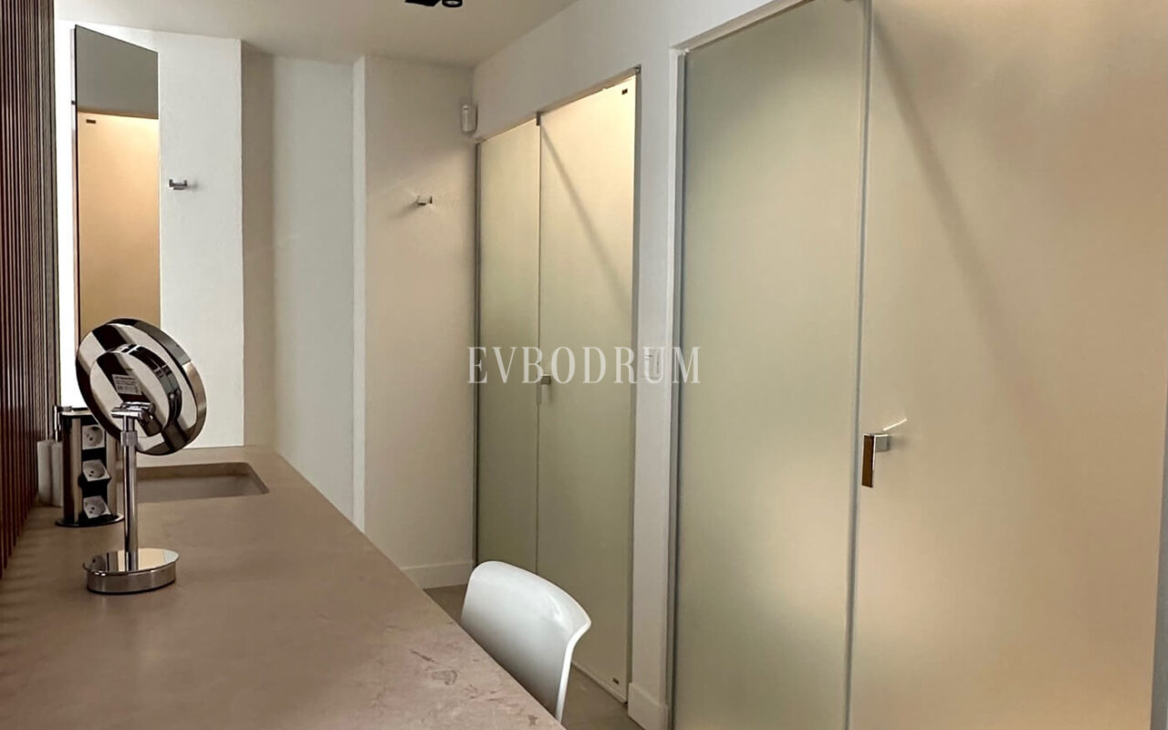 Modern, havuzlu ve geniş bahçeli villa