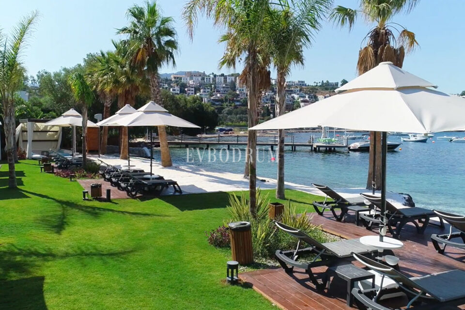 Plajlı sitede, özel havuzlu villa