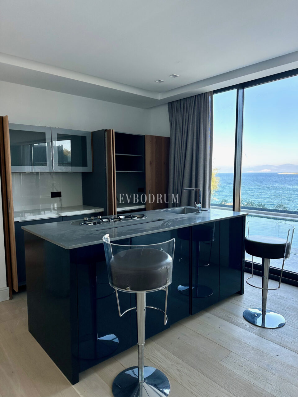 Ön sırada, havuzlu ve plaja erişimli yeni villa – Görsel 5