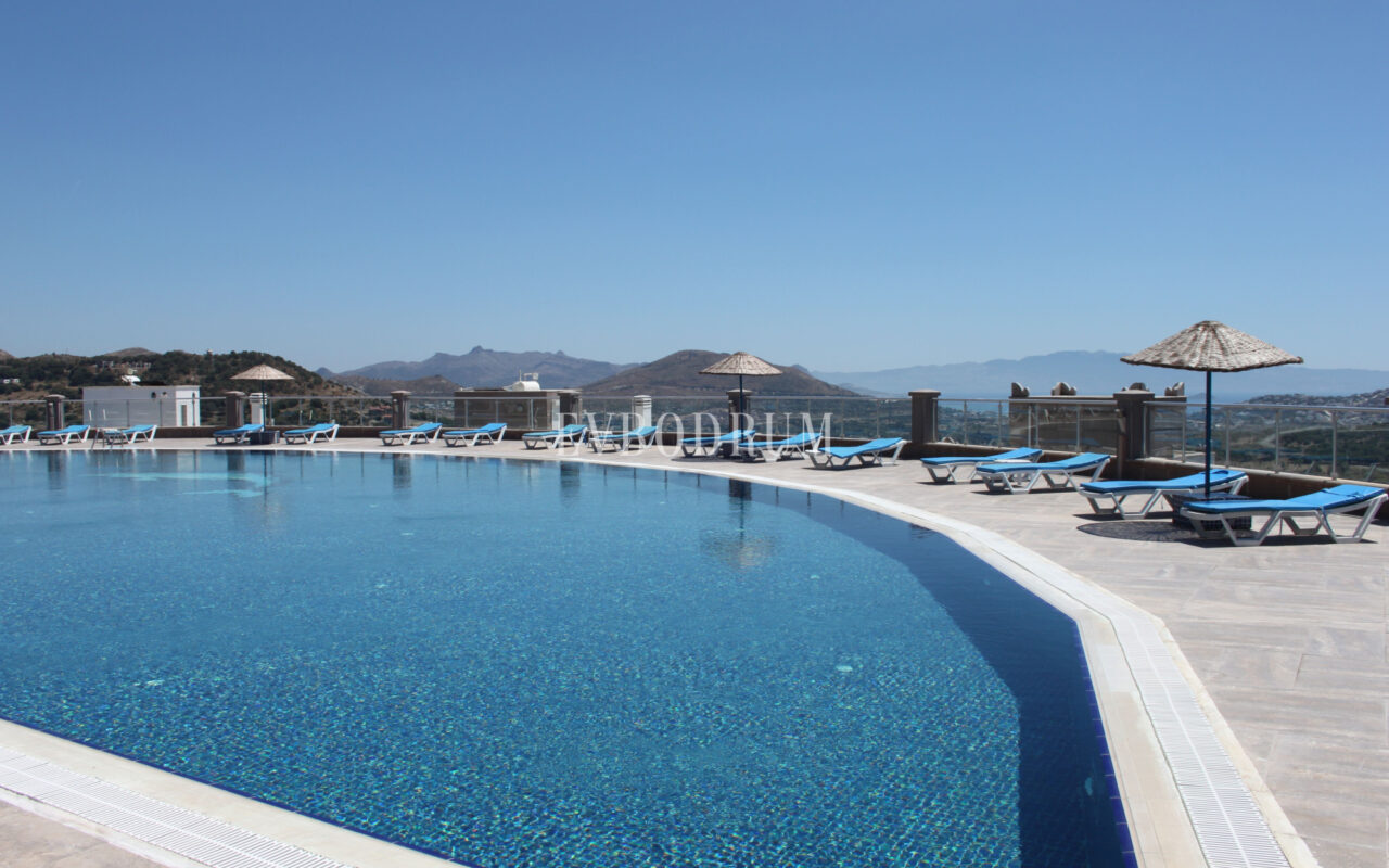 Deniz manzaralı, ortak havuzlu tripleks villa