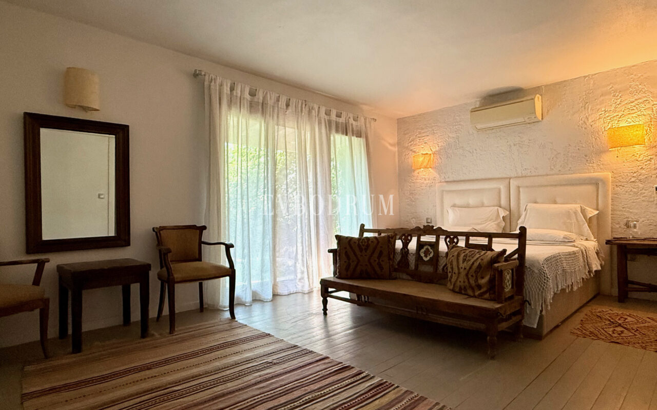 Plaja yürüme mesafesinde, havuzlu ve bahçeli geniş villa