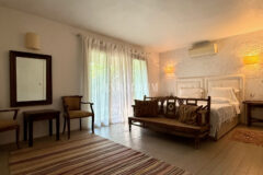 Plaja yürüme mesafesinde, havuzlu ve bahçeli geniş villa