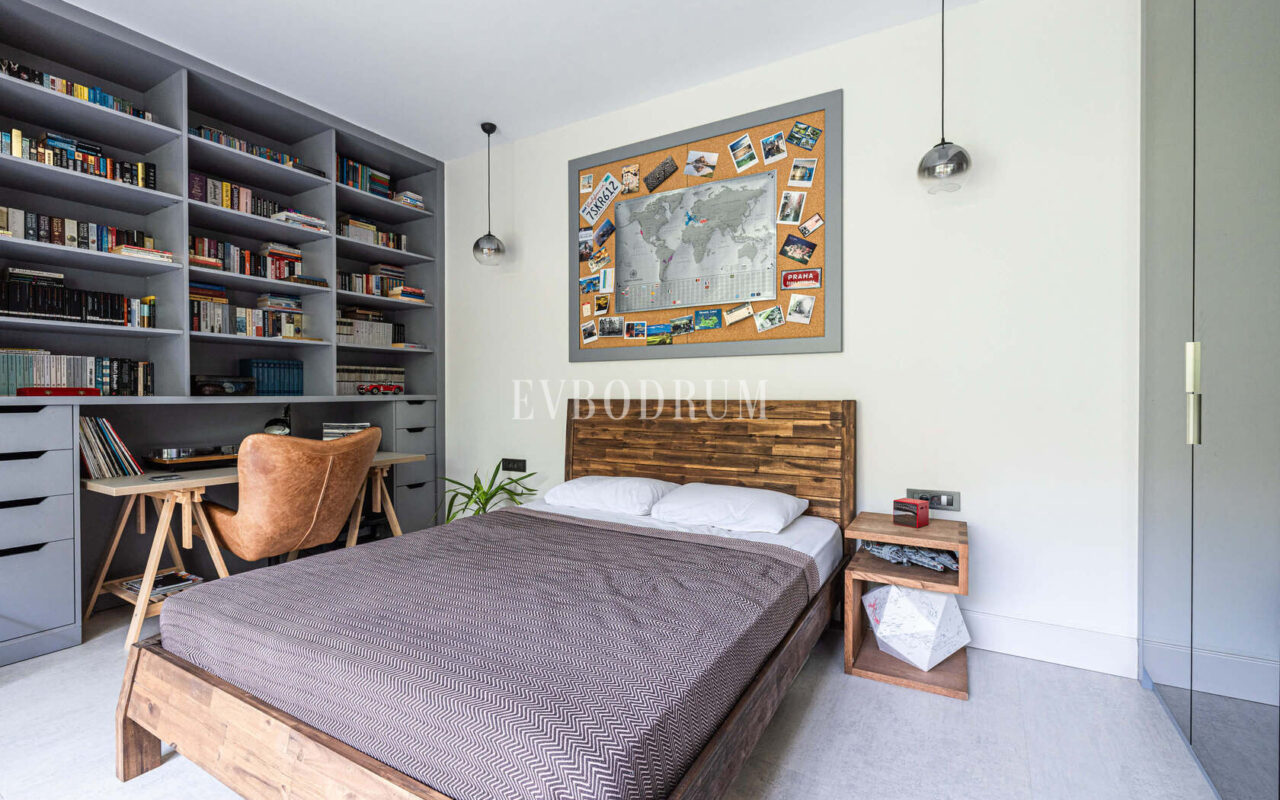 Merkezi lokasyonda zarif, tek katlı, havuzlu villa