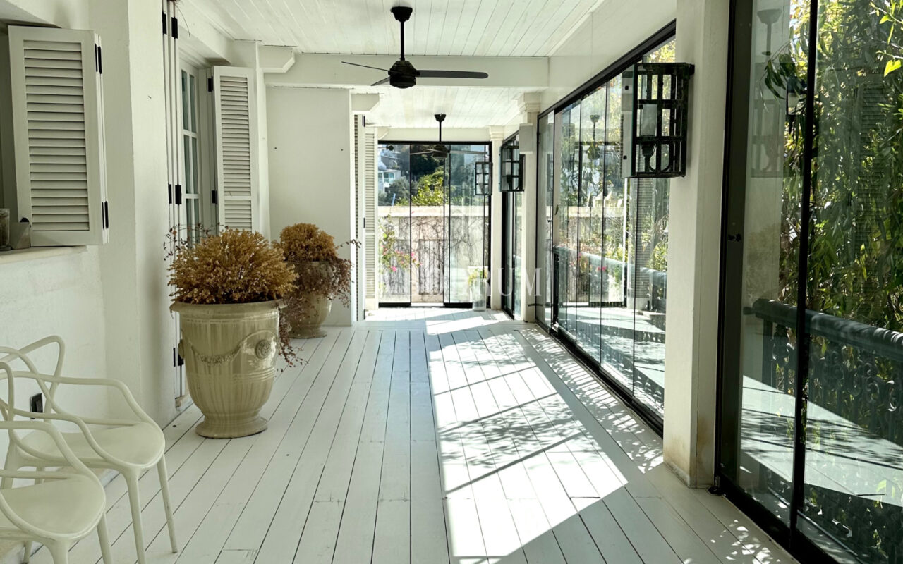 Zarif ve özel, havuzlu, manzaralı şehir evi