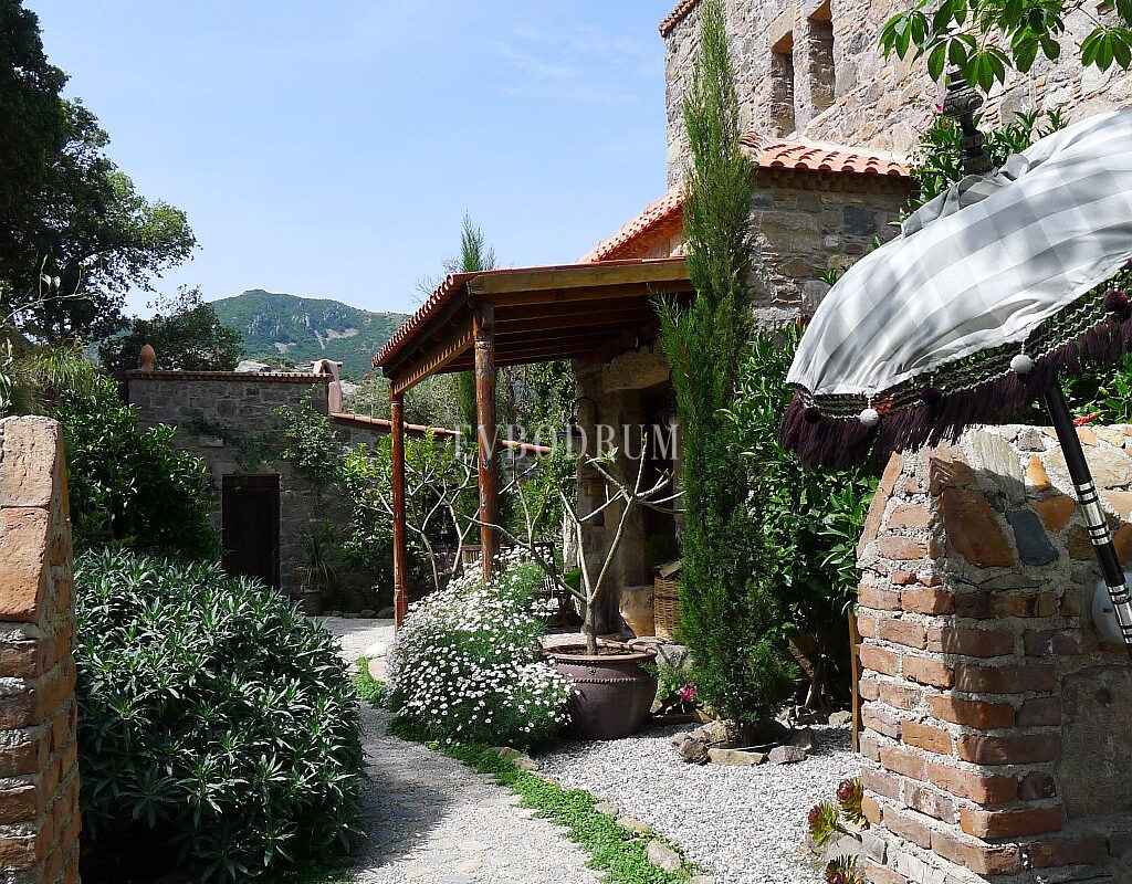 Özel havuzlu kiralık taş villa