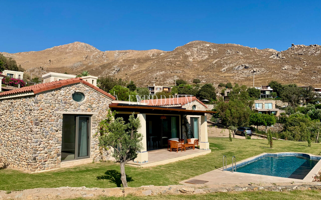 Gümüşlük'te bahçe içinde, havuzlu villa