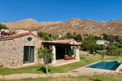 Gümüşlük'te bahçe içinde, havuzlu villa