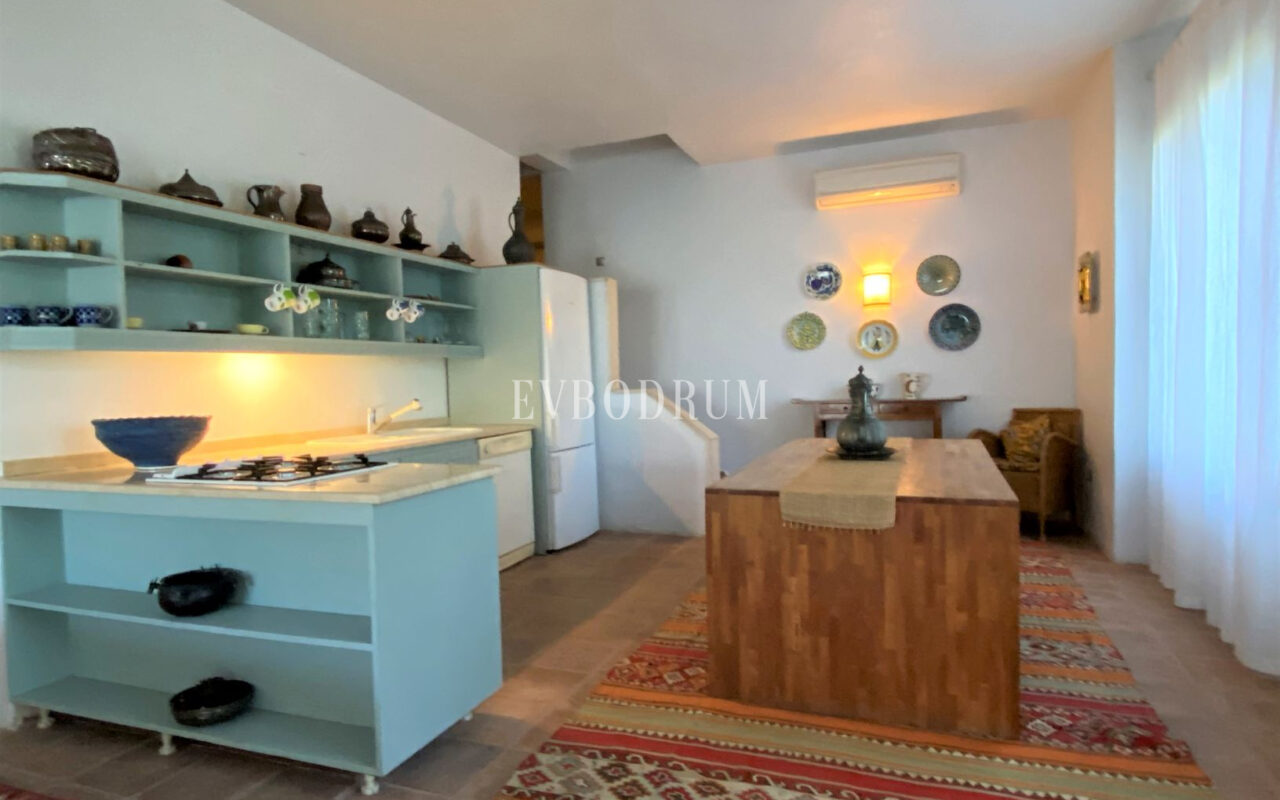 Denize Yürüme Mesafesinde Havuzlu Geniş Villa