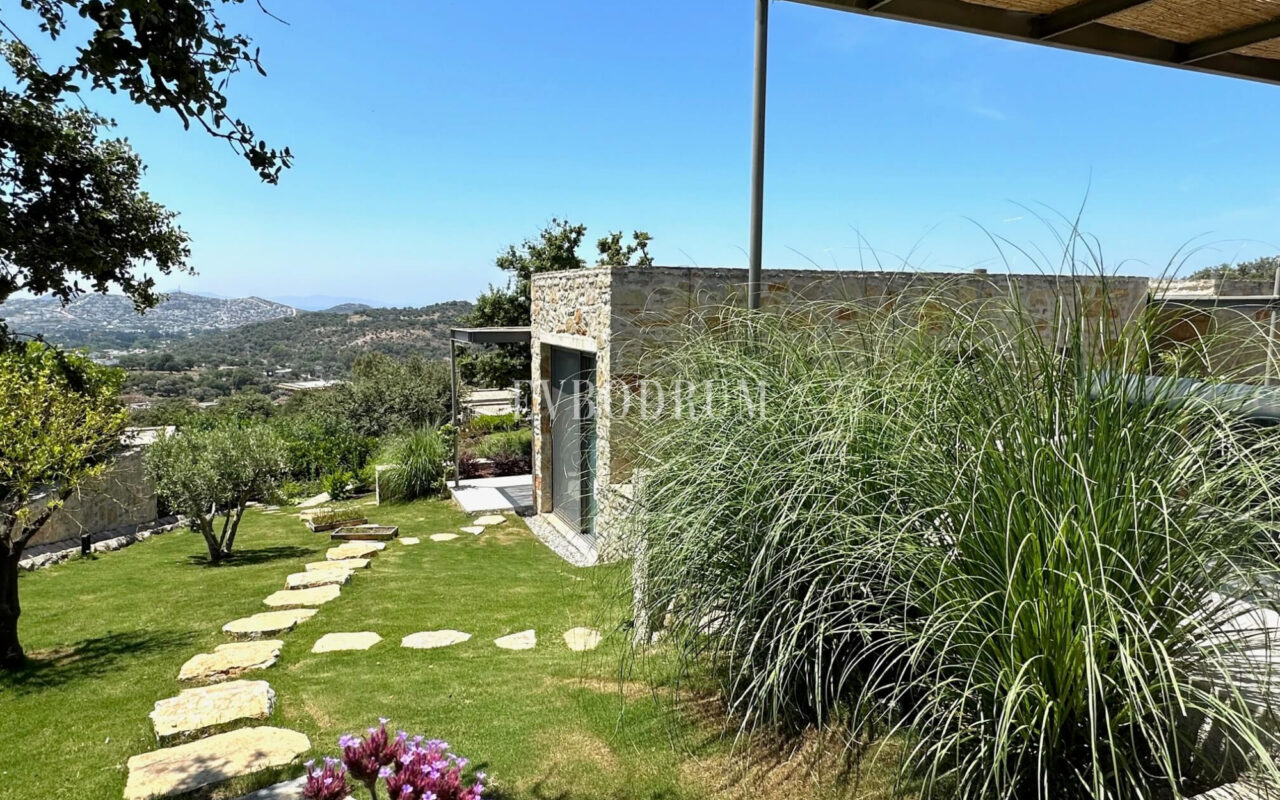 Modern, havuzlu ve geniş bahçeli villa