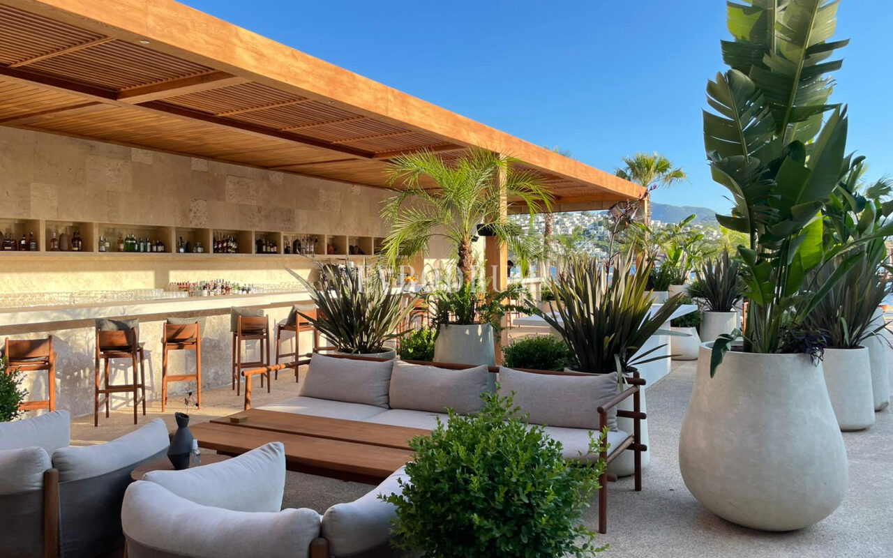 Plajlı sitede, özel havuzlu villa