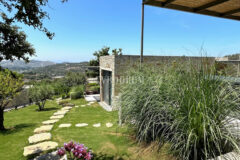 Modern, havuzlu ve geniş bahçeli villa