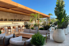 Plajlı sitede, özel havuzlu villa