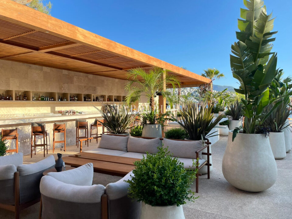 Plajlı sitede, özel havuzlu villa