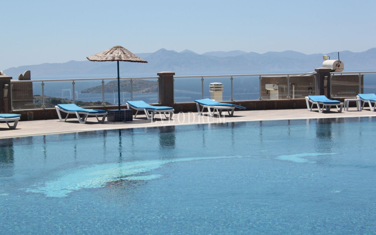 Deniz manzaralı, ortak havuzlu tripleks villa