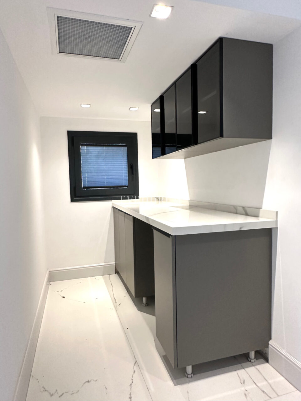 Ön sırada, havuzlu ve plaja erişimli yeni villa – Görsel 5