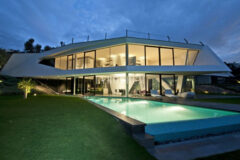 Özel Havuzlu ve Denize Erişimi Olan Lüks Villalar