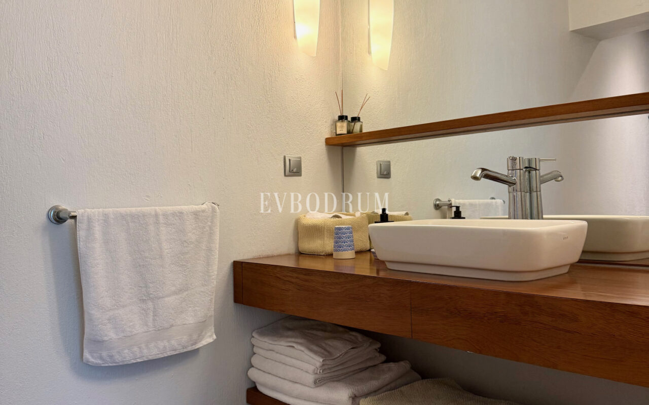 Plaja yürüme mesafesinde, havuzlu ve bahçeli geniş villa